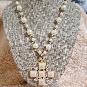 Elegant Pearl and Gold Necklace